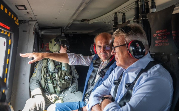 Στις πλημμυρισμένες περιοχές της Θεσσαλίας πέταξαν ο Κ. Χατζηδάκης με τον Ν. Σμιτ (φωτ.)