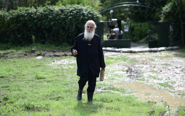 Λάρισα: Συγκινεί ο… λασπωμένος ιερέας (βίντεο)