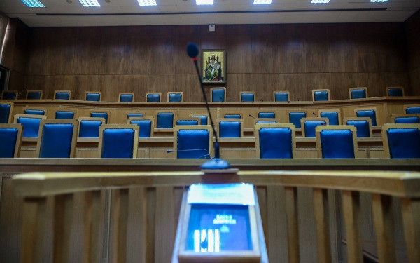 Εισαγγελέας που εργαζόταν με τηλεργασία ζητά αποζημίωση 1,1 εκατ. ευρώ επειδή της υπέδειξαν εθελουσία έξοδο