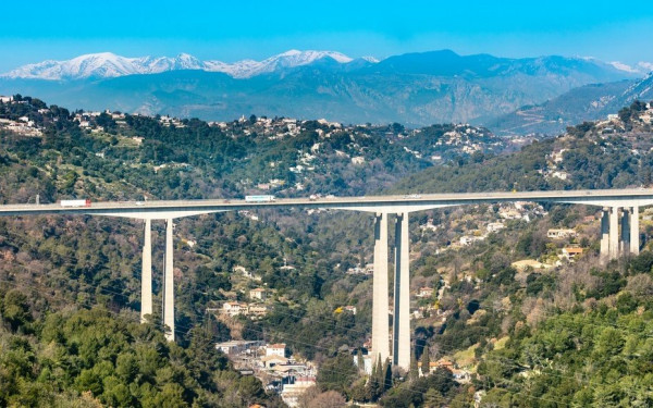 Σώθηκε ο ποδοσφαιριστής της Νις που απειλούσε να πέσει από γέφυρα (βίντεο)