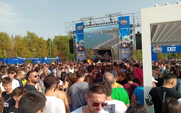 Θεσσαλονίκη: Επιχείρηση καθαρισμού στη Νέα Παραλία για να φύγουν τα ίχνη της Red Bull (βίντεο)