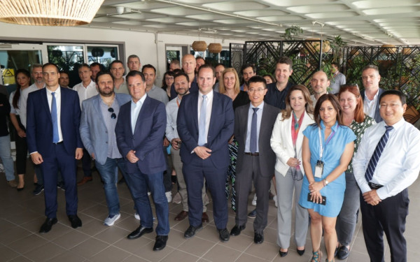 Ο «πόλεμος» ΗΠΑ-Κίνας για τα δίκτυα 5G, η Huawei και τα τάμπλετ του Άδωνι