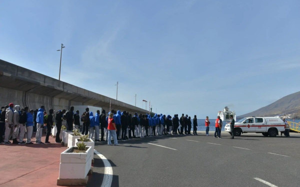 Πάνω από 280 μετανάστες έφθασαν σώοι στα Κανάρια Νησιά στην Ισπανία (φωτ.)