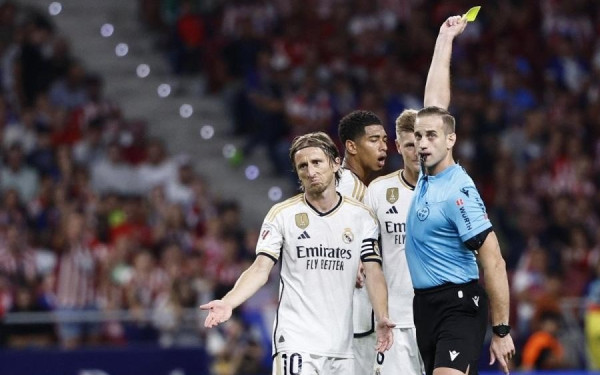 Οπαδοί χλεύασαν διαιτητή για τη συμμετοχή του σε ριάλιτι τηλεπαιχνίδι (βίντεο)