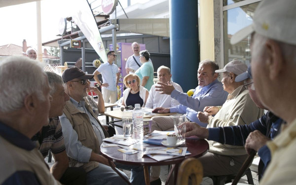 «Πόρτα - πόρτα» στο Φίλυρο ο Ιγνάτιος Καϊτεζίδης (φωτ.)