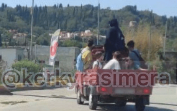 Κέρκυρα: Μαθητές πηγαίνουν σχολείο σε καρότσα αγροτικού – Τεράστιο πρόβλημα με τα λεωφορεία