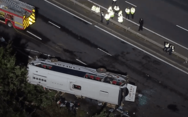 Νεκρός ο οδηγός και μία 14χρονη μετά από ανατροπή σχολικού στο Λίβερπουλ (βίντεο)