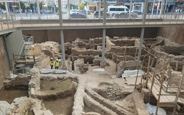Μενδώνη: Η πόλη κάτω από την πόλη, 5 σταθμοί-μουσεία και ο επιβλητικός αρχαιολογικός χώρος στη Βενιζέλου