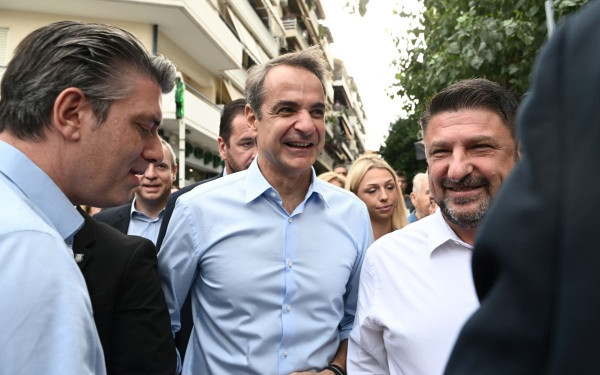 Η βόλτα Μητσοτάκη - Χαρδαλιά στον Βύρωνα: «Βρίσκομαι εδώ για να στηρίξω ανεπιφύλακτα την υποψηφιότητά του» (βίντεο, φωτ.)
