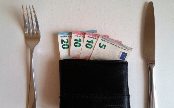 «Φουρτούνες» στα πιάτα μας φέρνουν οι πλημμύρες: Σε ποια τρόφιμα απογειώνονται οι τιμές