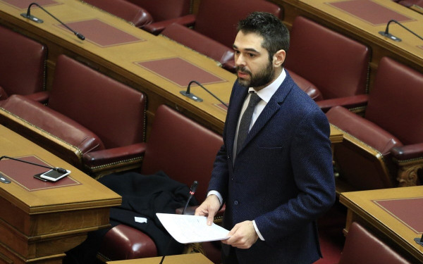 Βουλή: Αποχώρησε ο Γιάννης Σαρακιώτης από την κοινοβουλευτική ομάδα του ΣΥΡΙΖΑ