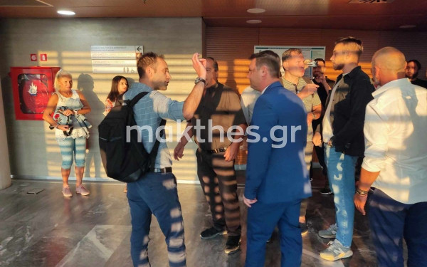 Ακροδεξιοί προπηλάκισαν τον υποψήφιο δήμαρχο Θεσσαλονίκης με τη «Λαϊκή Συσπείρωση» (βίντεο & φωτ.)