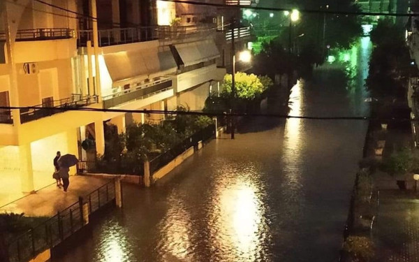 Τρίκαλα: Αναβιώνει ο εφιάλτης του Daniel - Πλημμυρίζουν ξανά οι δρόμοι - Ανησυχία και στο Ξυλόκαστρο (Δείτε βίντεο)