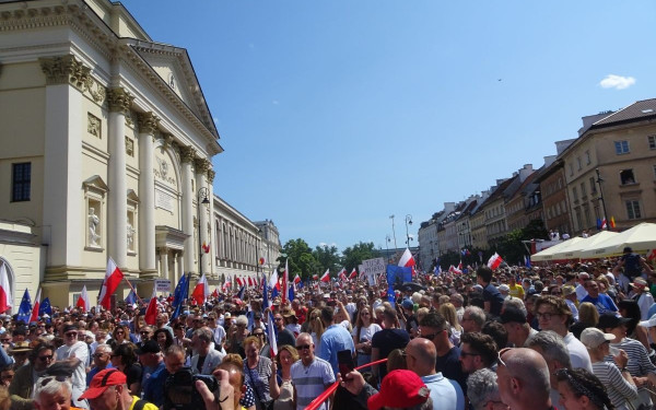 Πολωνικές εκλογές: Οι γυναίκες και οι νέοι έδωσαν τη νίκη στην αντιπολίτευση