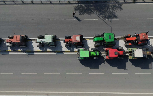 Λάρισα: Τα τρακτέρ βγήκαν στον Πλατύκαμπο - Οι αγρότες διαμαρτύρονται και ζητούν στήριξη (βίντεο, φωτ.)