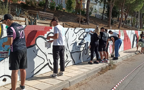 Ωραιόκαστρο: Οι νέοι διακόσμησαν με γκράφιτι κεντρικό δρόμο - Δείτε φωτογραφίες