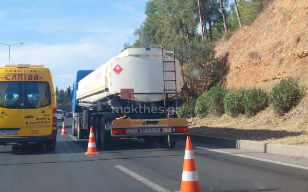 Θεσσαλονίκη: Ακινητοποιημένο βυτιοφόρο «φράκαρε» την Περιφερειακή (φωτ.)