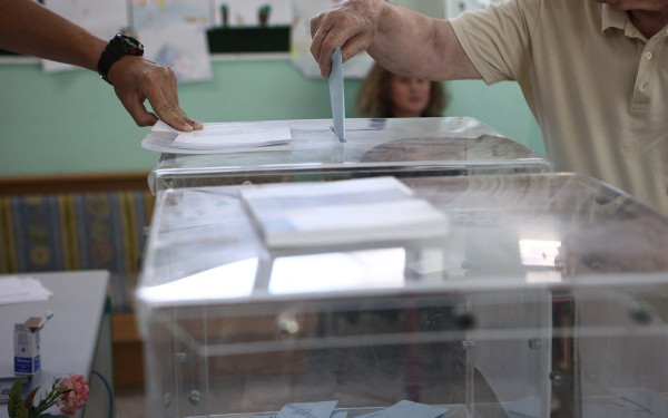 Χαμός σε εκλογικό τμήμα στην Κρήτη: Δικαστική αντιπρόσωπος άνοιξε την κάλπη