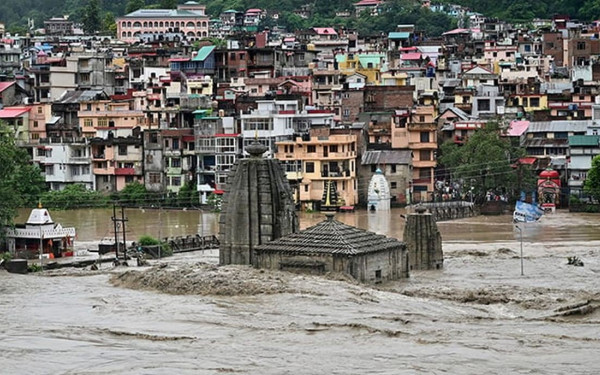 Ινδία: Τουλάχιστον 40 νεκροί μετά την υπερχείλιση λίμνης στα Ιμαλάια