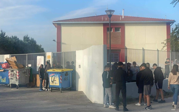 Θεσσαλονίκη: Κατάληψη στο 2ο Γυμνάσιο Θέρμης - Χωρίς μεταφορά 220 μαθητές (φωτ.)