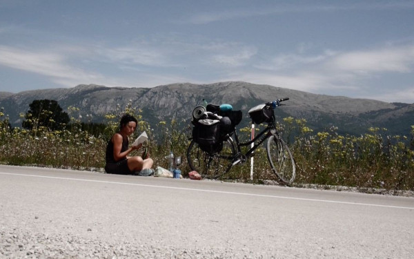 «Petit Spartacus»: Ένα παράξενο ποδήλατο που μιλάει… ελληνικά, περιπλανάται στην Ευρώπη (βίντεο, φωτ.)