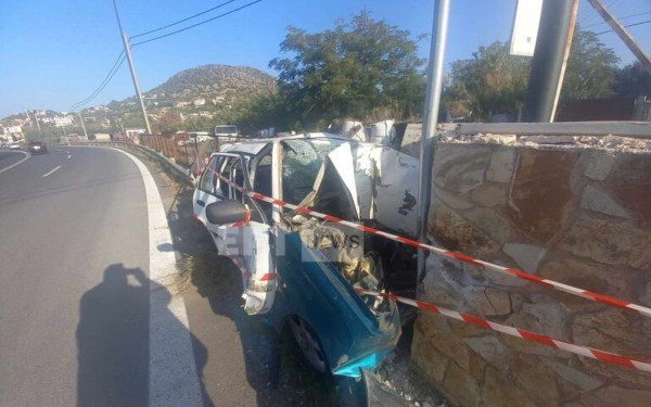  Τροχαίο ατύχημα στην Αθηνών-Σουνίου: Αυτοκίνητο καρφώθηκε σε τοίχο (βίντεο)