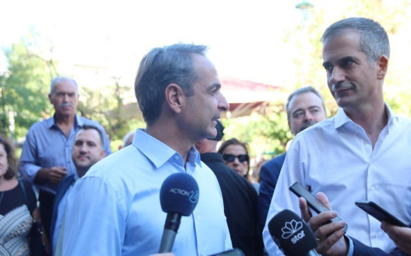 Βόλτα «στήριξης» του Κ. Μητσοτάκη με τον Κ. Μπακογιάννη στην πλατεία Βικτωρίας (φωτ.)