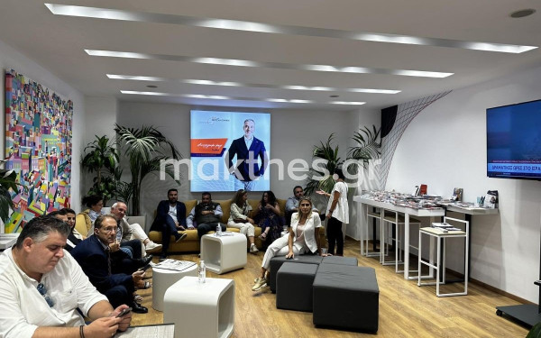 Τα επίσημα αποτελέσματα αναμένουν στο «στρατηγείο» Ζέρβα (φωτ.)