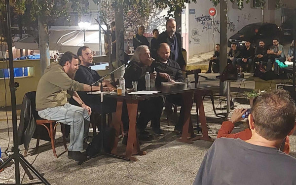 Θεσσαλονίκη: Ο Γιάννης Αγγελάκας επέστρεψε στην παιδική του γειτονιά παρέα με το νέο του βιβλίο (φωτ.)