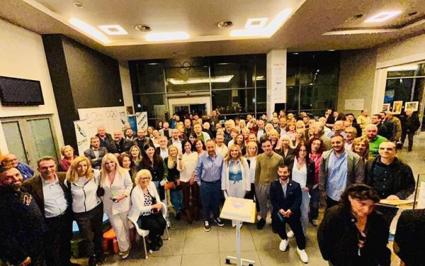 Η πρώτη συνάντηση Αγγελούδη με τους υποψήφιους μετά τις εκλογές, η τούρτα έκπληξη και το μήνυμα «όχι άλλη καρδούλα»