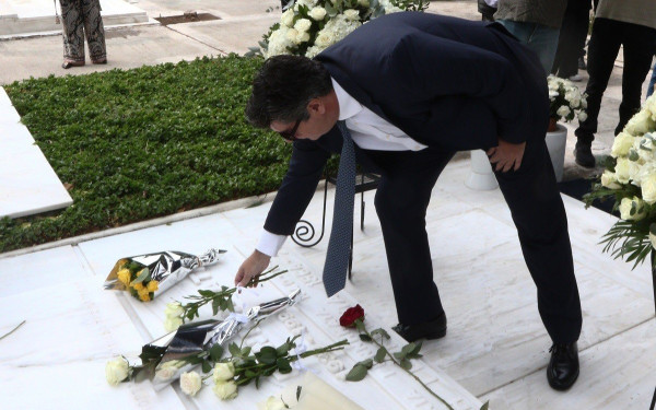 Φώφη Γεννηματά: Πλήθος κόσμου άφησε λουλούδια στο μνημόσυνό της (βίντεο & φωτ.)
