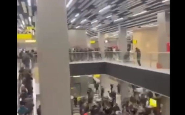 Πανικός σε ρωσικό αεροδρόμιο: Έφοδος διαδηλωτών εναντίον Ισραηλινών - «Οι δολοφόνοι παιδιών δεν έχουν θέση στο Νταγκεστάν» (βίντεο)