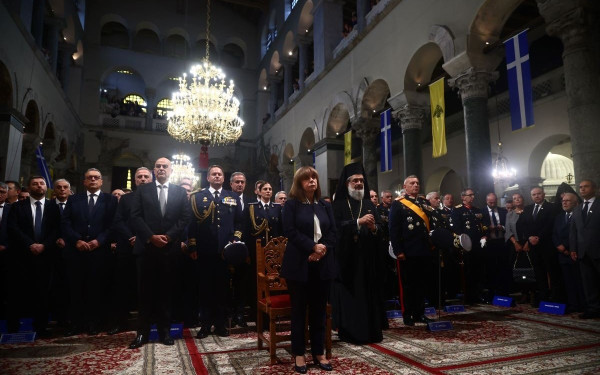 Η Θεσσαλονίκη γιορτάζει: Πλήθος κόσμου και επισήμων παρά τη βροχή στον Άγιο Δημήτριο (βίντεο, φωτ.)