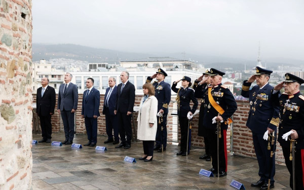 Θεσσαλονίκη: Με την έπαρση της σημαίας στον Λευκό Πύργο ξεκίνησαν οι εορταστικές εκδηλώσεις