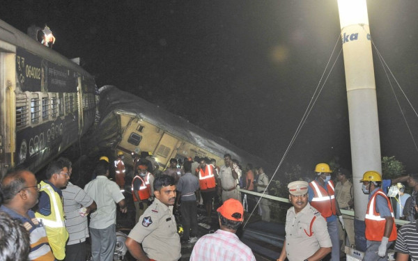 Ινδία: Σιδηροδρομικό δυστύχημα με τουλάχιστον 13 νεκρούς και 50 τραυματίες (βίντεο)
