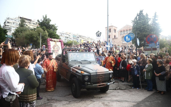 Θεσσαλονίκη: Με πλήθος πιστών και κατάνυξη η λιτανεία της εικόνας και των λειψάνων του Αγίου Δημητρίου (φωτ.)
