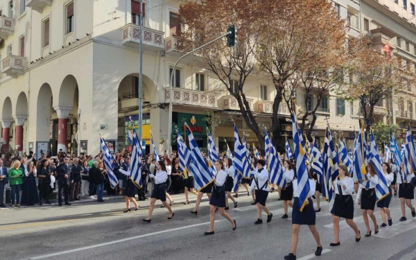 Θεσσαλονίκη: Ολοκληρώθηκε η μαθητική παρέλαση για την 28η Οκτωβρίου (βίντεο, φωτ.)