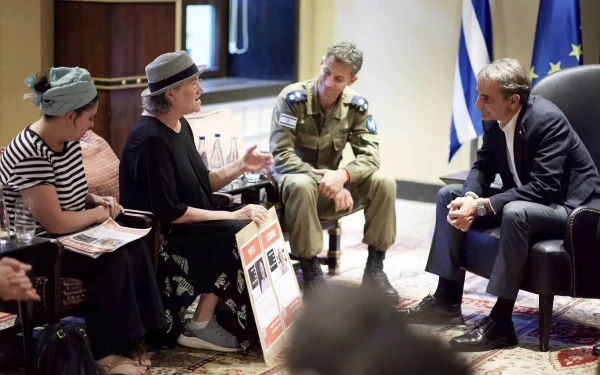 Ισραήλ: Ο Μητσοτάκης συναντήθηκε με συγγενείς ομήρων της Χαμάς (φωτ.)