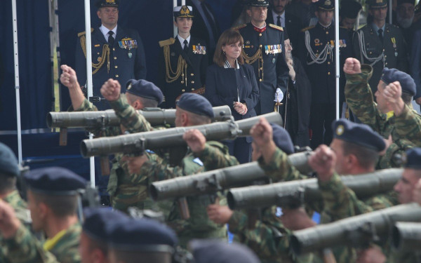 Στρατιωτική παρέλαση με… εξέδρα Βουλής 
