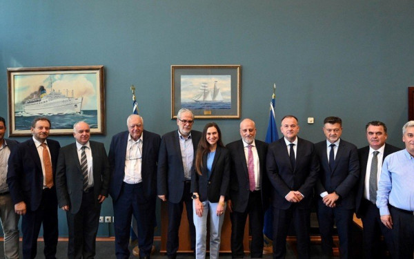 Συνάντηση Στυλιανίδη - ακτοπλόων: Η "πράσινη" μετάβαση στο επίκεντρο