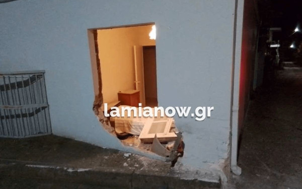 Αδιανόητο τροχαίο στη Λαμία: Αυτοκίνητο γκρέμισε τοίχο και κατέληξε στην κρεβατοκάμαρα (βίντεο)