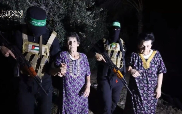 Η στιγμή που η Χαμάς απελευθερώνει δύο Ισραηλινές ομήρους (βίντεο)