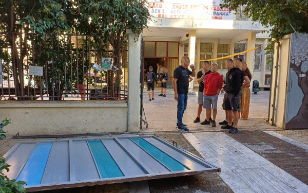 Από θαύμα γλίτωσαν μαθητές στη Νέα Σμύρνη: Κατέρρευσε σιδερένια πόρτα σχολείου (φωτ.)