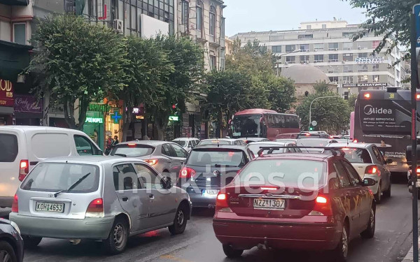 Θεσσαλονίκη: Κυκλοφοριακό «έμφραγμα» υπό βροχή στο κέντρο (βίντεο, φωτ.)
