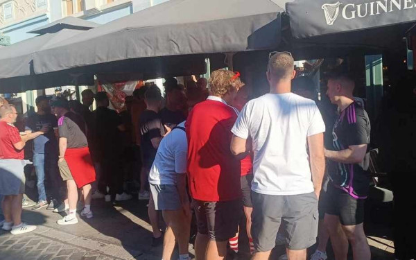 Θεσσαλονίκη: Οι οπαδοί της Αμπερντίν γλεντάνε με αλκοόλ και συνθήματα στα Λαδάδικα - Δείτε βίντεο και φωτογραφίες