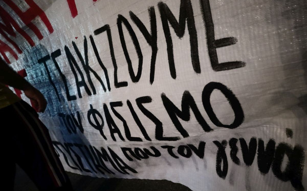 «Μύρισε μπαρούτι» η Αθήνα: 13 συλλήψεις και 60 προσαγωγές στα επεισόδια σε πλατεία Βικτωρίας και Μοναστηράκι (βίντεο)