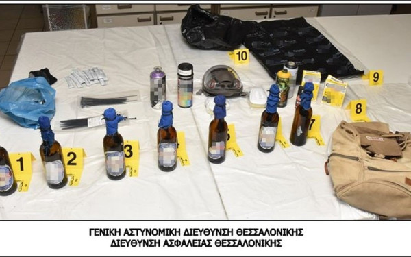 Θεσσαλονίκη: Χειροπέδες σε 28χρονη για το σακίδιο με επτά αυτοσχέδιες μολότοφ στο ΑΠΘ (φωτ.)