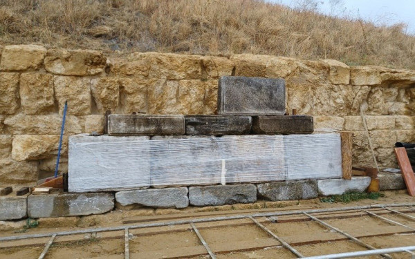 Τύμβος Καστά: 25 αρχιτεκτονικά μέλη ξανά στη θέση τους, 21 αιώνες μετά (φωτ.)