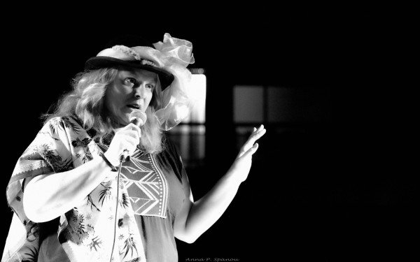 Από το ρεπορτάζ στο δρόμο, στη σκηνή του θεάτρου - Η Κοζανίτισσα stand up comedian που λατρεύει το κοινό (βίντεο)