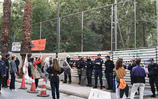 Ένταση στα Εξάρχεια: Αντιδράσεις για τα συνεργεία που κόβουν δέντρα για την κατασκευή του μετρό (βίντεο, φωτ.)